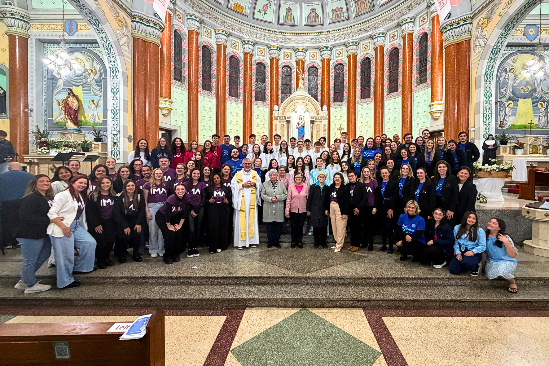 Comunidade educativa do Instituto Maria Auxiliadora e Colégio Dom Bosco, que marcaram presença na celebração.